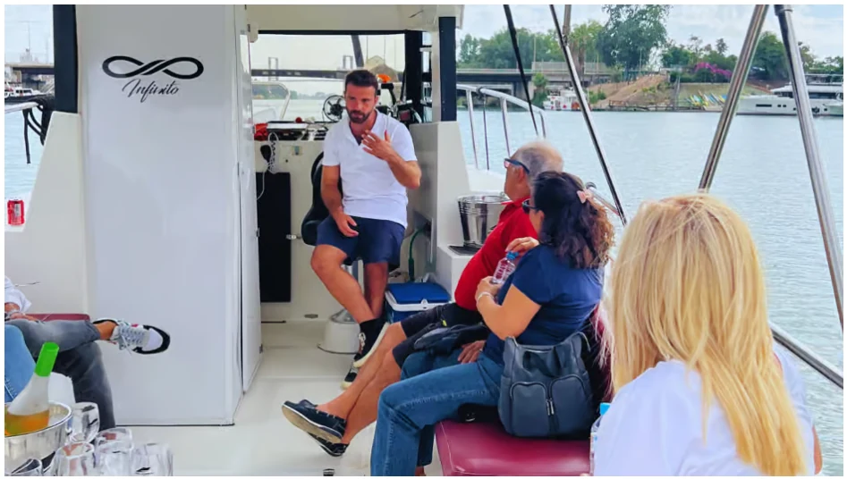 Seville: Guadalquivir River boat tour with guide and drink