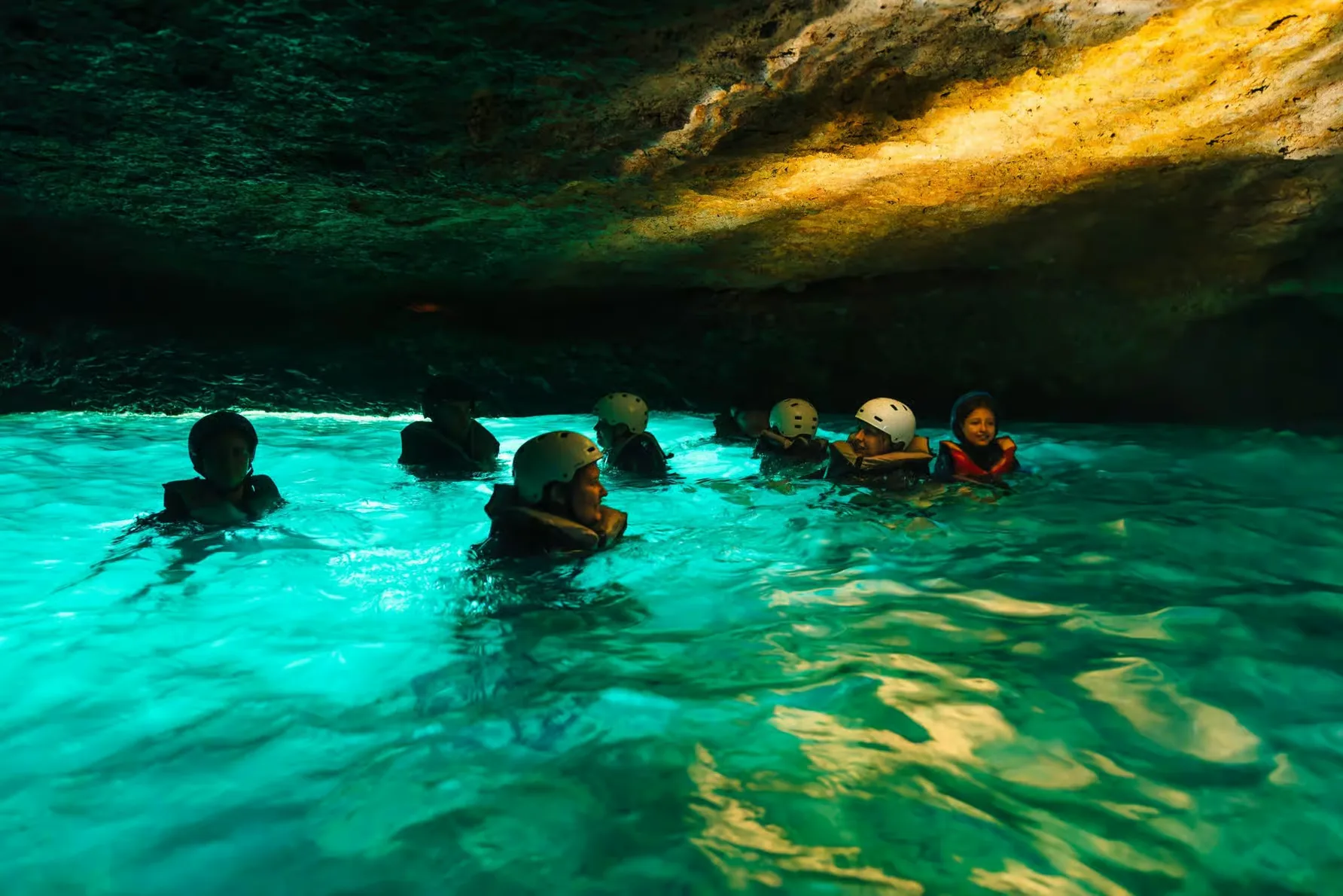 Kayak and snorkeling in Alcudia with a sea cave