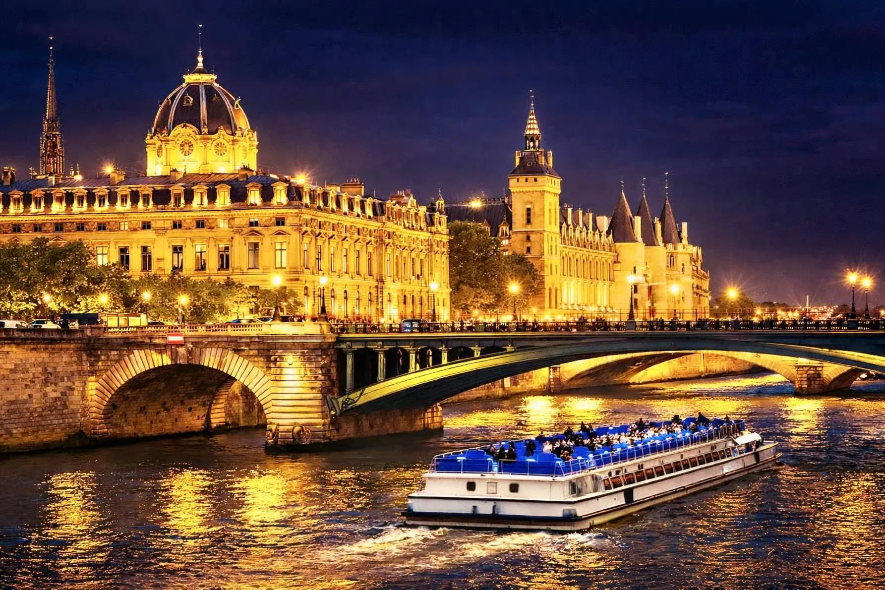 Night cruise on the Seine in Paris with Bateaux-Mouches