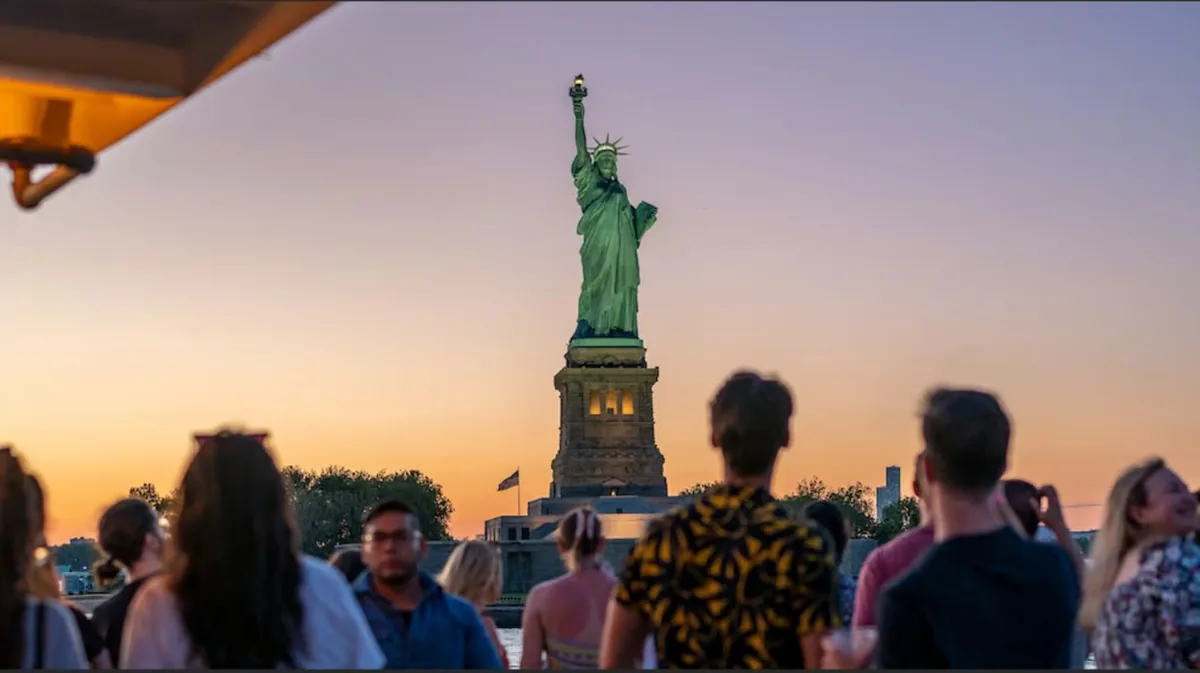 Paseo en barco al atardecer a la Estatua de la Libertad