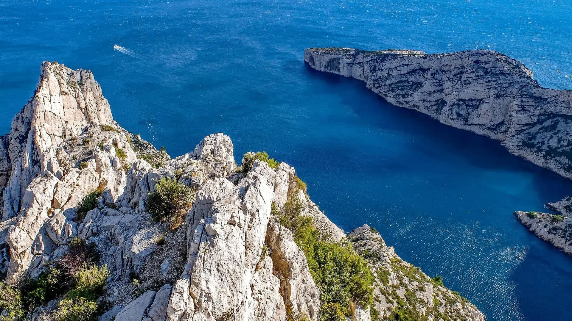 Calanques guided hike from Marseille: trails, picnic and swim