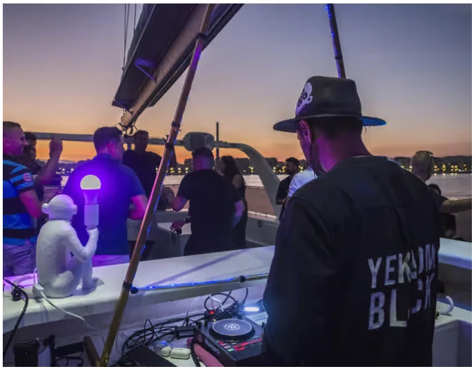 Catamaran cruise in Málaga at sunset or by night with DJ and drink