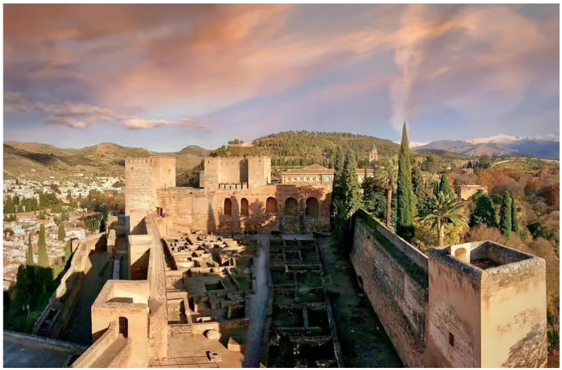 Alhambra Tour with Nasrid Palaces and official guide in Granada