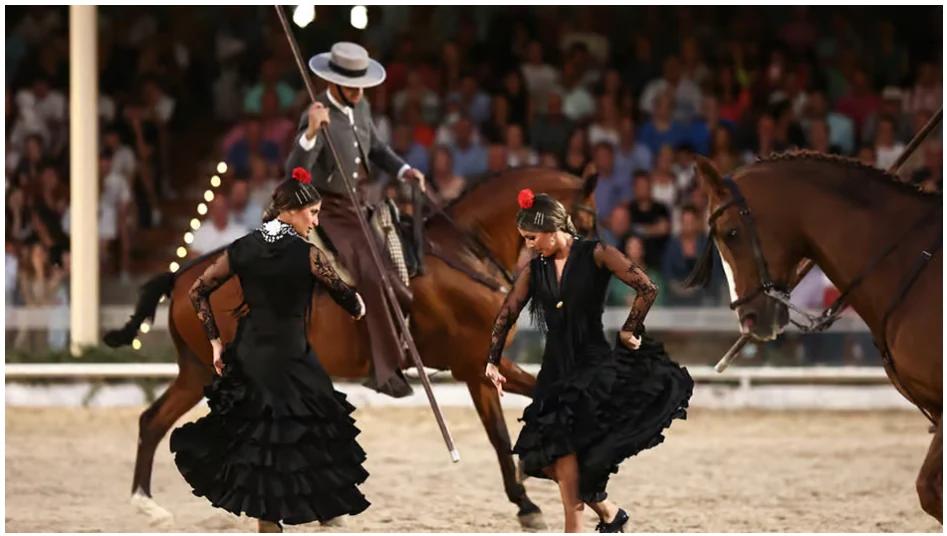 Pferdeshow in Córdoba mit andalusischen Pferden und Flamenco