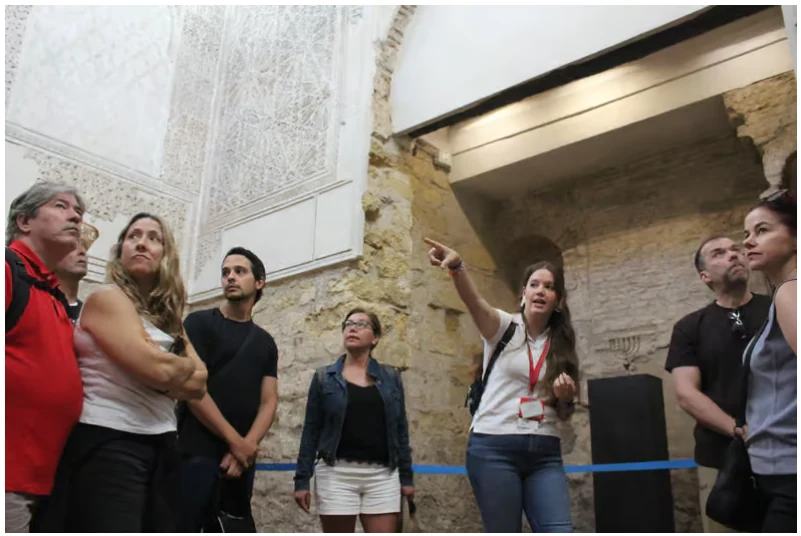 Mosque-Cathedral of Córdoba and Jewish Quarter tour with a historian guide