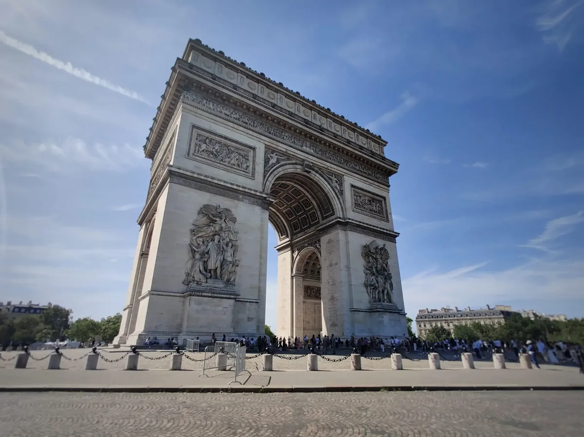 Paris: Champs-Élysées and Arc de Triomphe Walking Tour with Local Guide