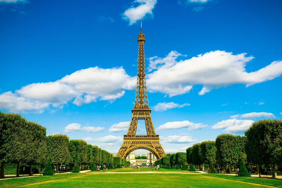 Eiffel Tower guided tour: summit or second floor in Paris