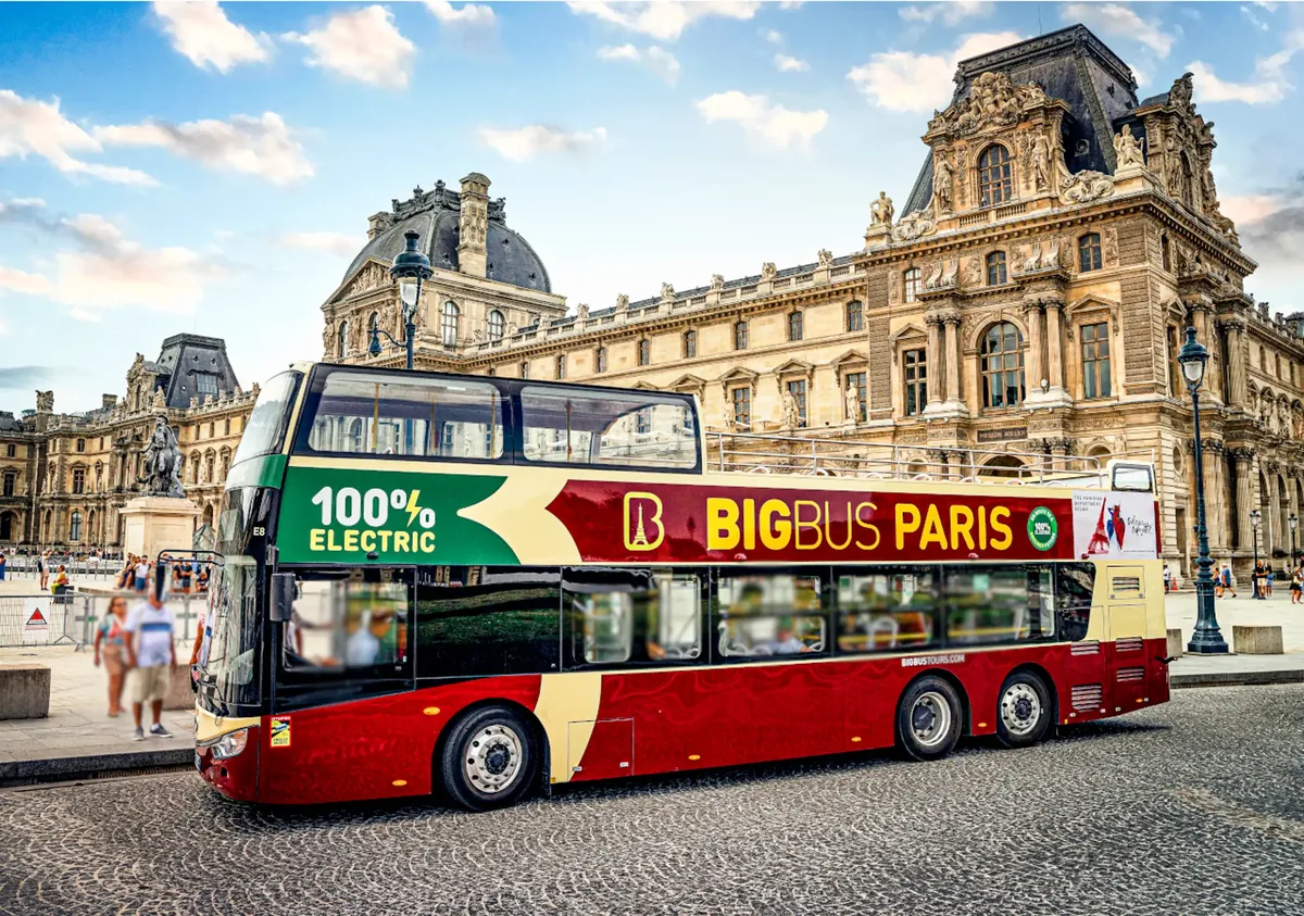 Paris sightseeing bus tour to explore the city at your own pace