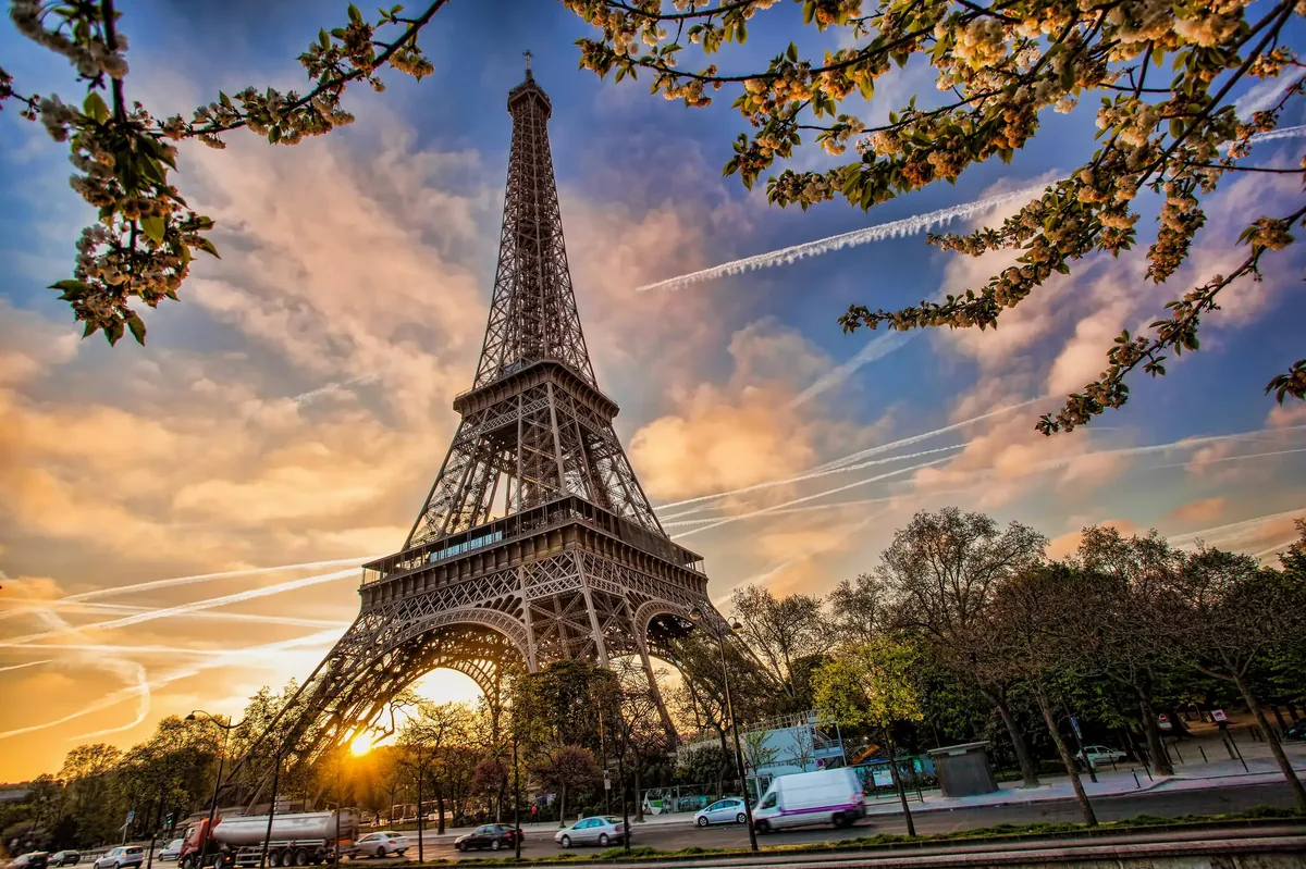 Eiffel Tower reserved access ticket with guide and summit option