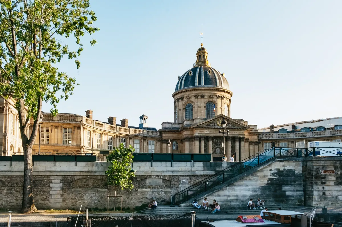 Seine dinner cruise in Paris with illuminated city views