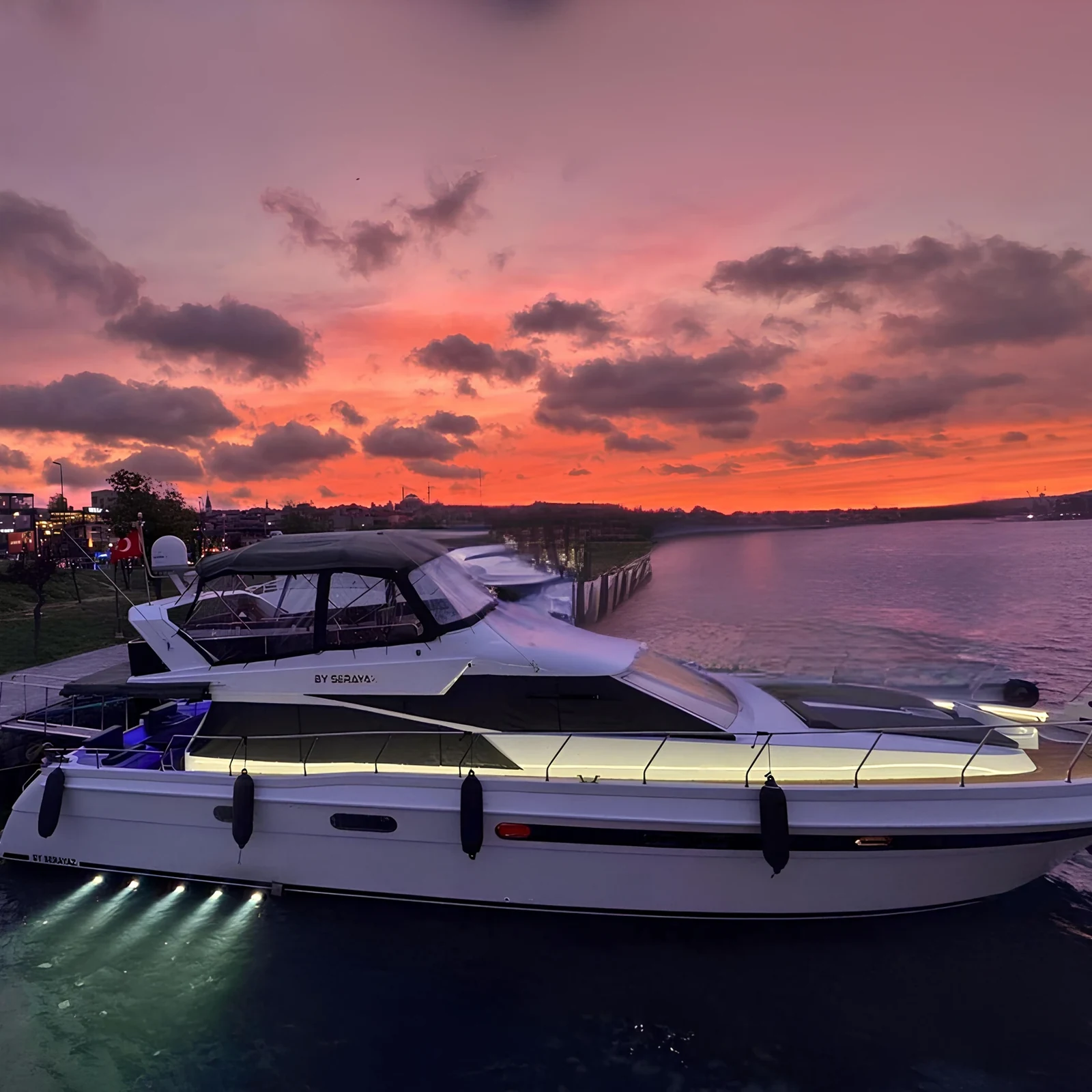 Bosphorus Yacht Cruise in Istanbul with Snacks
