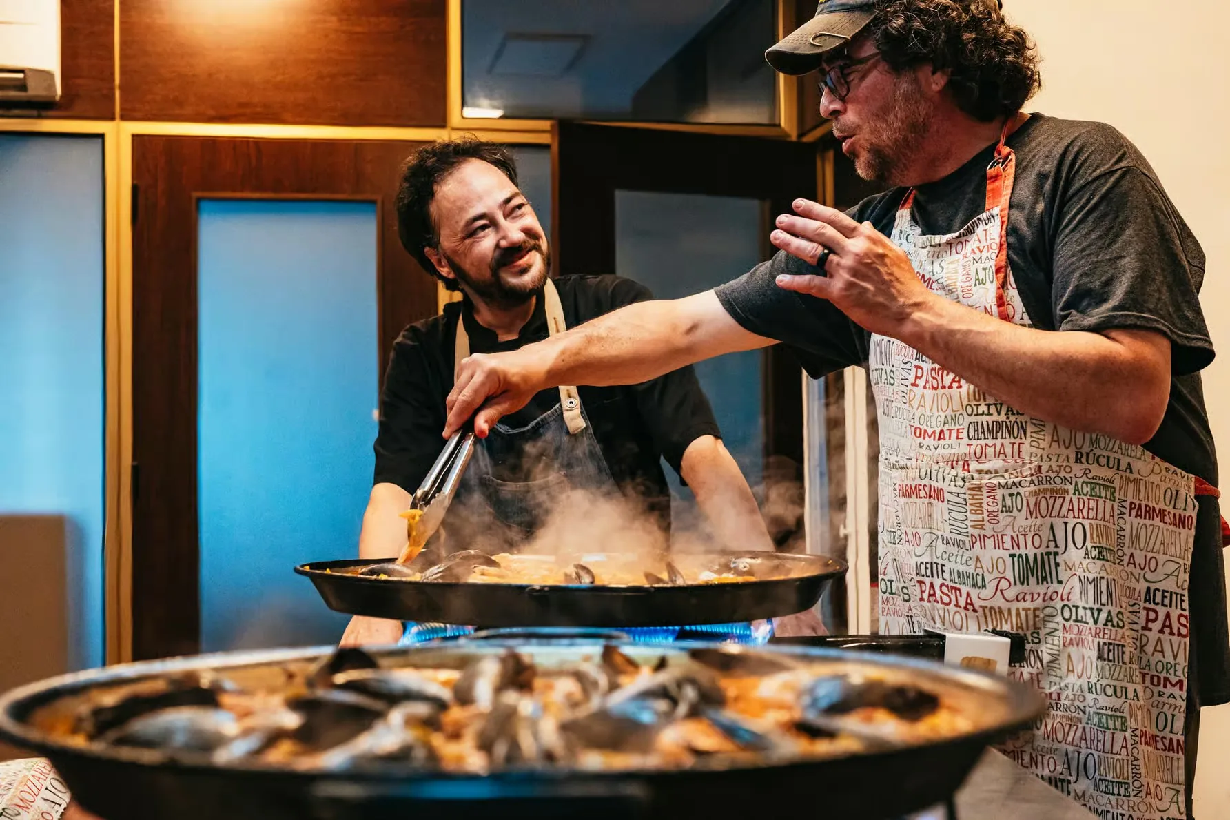 Taller de paella y sangría en Madrid con chef local