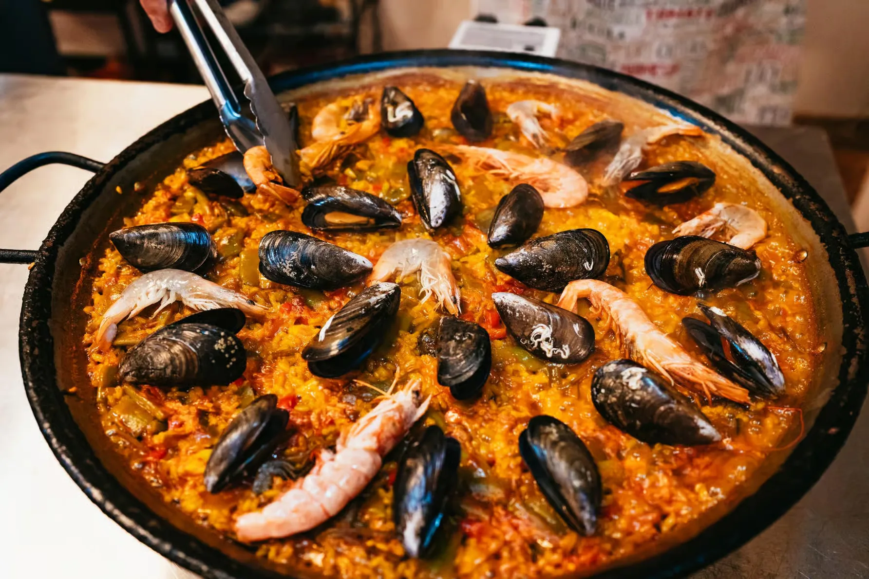 Taller de paella y sangría en Madrid con chef local