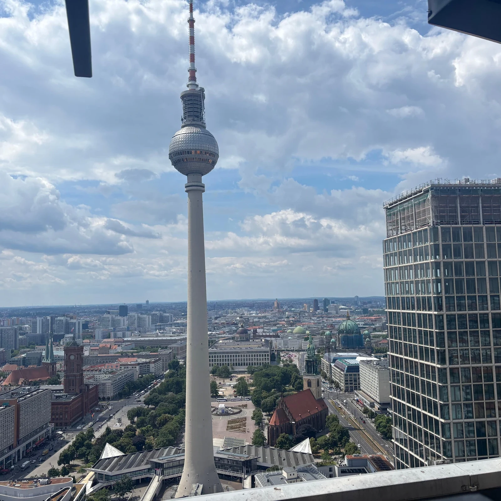 High Swing Berlin Alexanderplatz: adrenalina a 120 metros sobre la ciudad