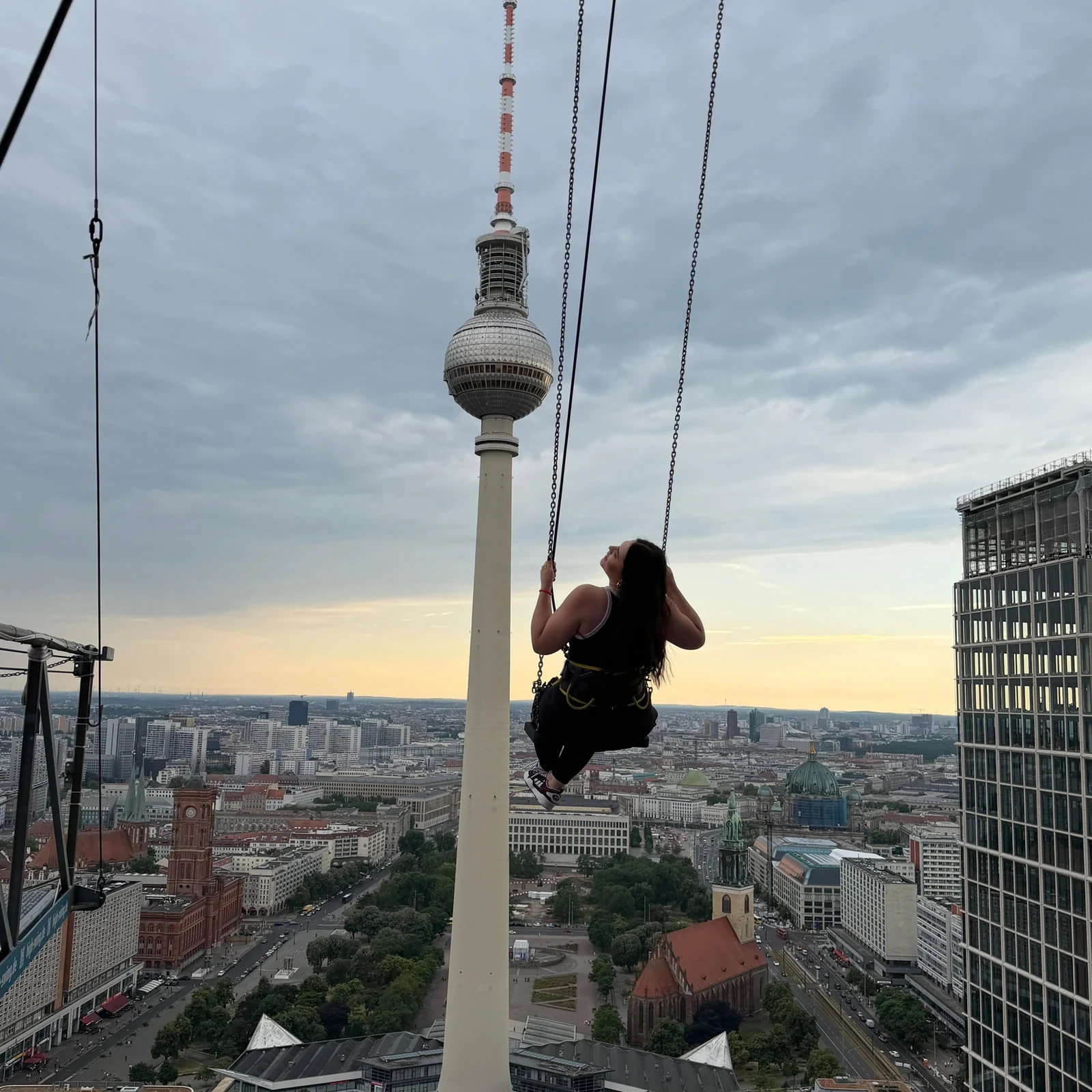 High Swing Berlin Alexanderplatz: adrenalina a 120 metros sobre la ciudad