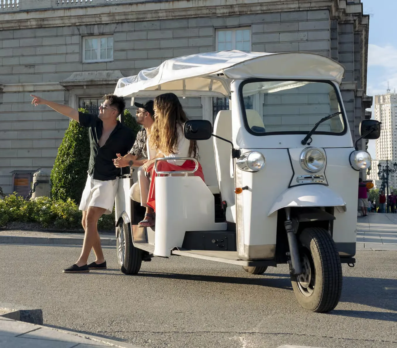 Descubre Madrid en tuk tuk eléctrico privado