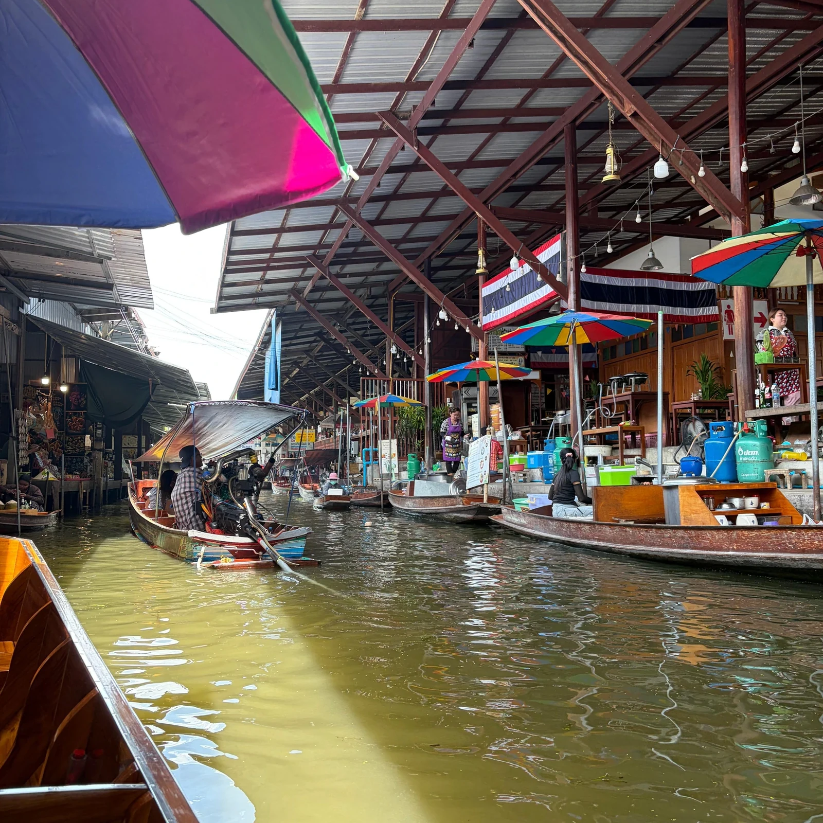 Excursión Damnoen Saduak y Maeklong desde Bangkok con guía y paseo en barca