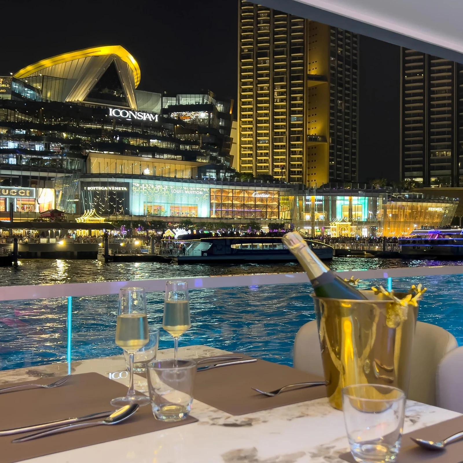 The Planet Dinner Cruise Bangkok mit Nachtblick auf den Chao Phraya
