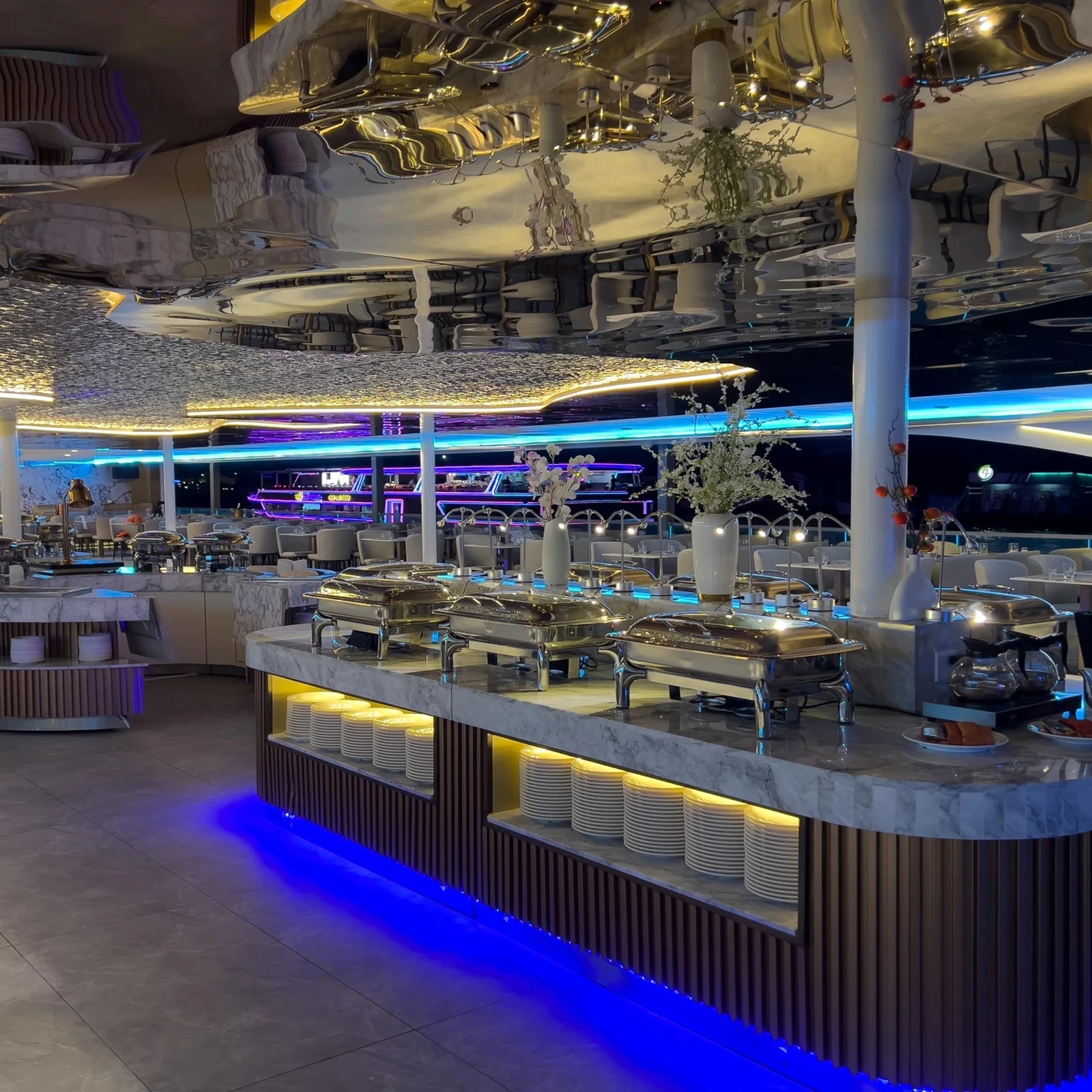 The Planet Dinner Cruise Bangkok mit Nachtblick auf den Chao Phraya
