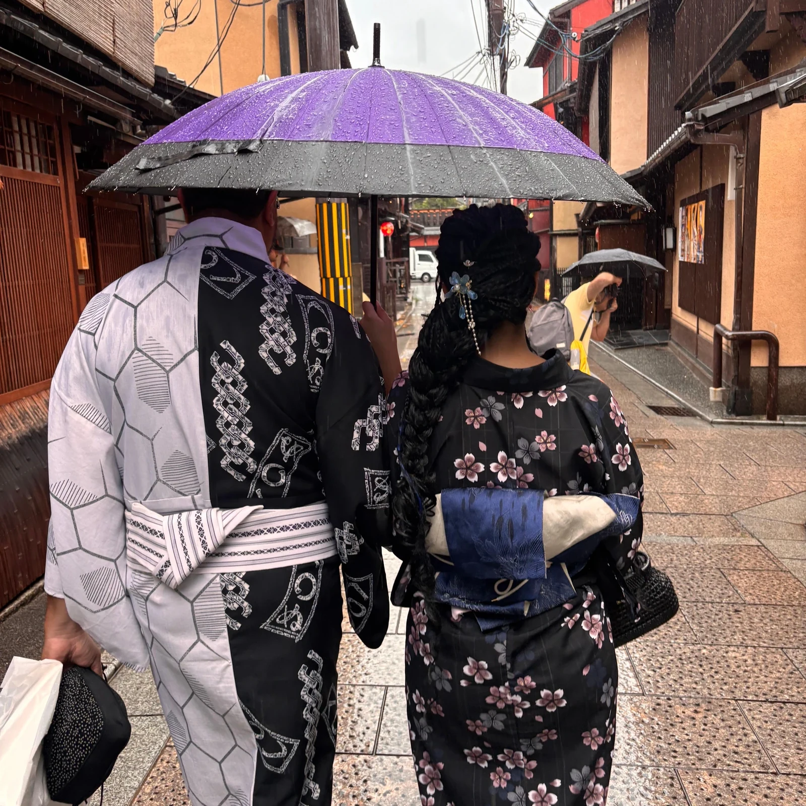 Ceremonia del té con kimono en Kioto: matcha, wagashi y tradición en Gion