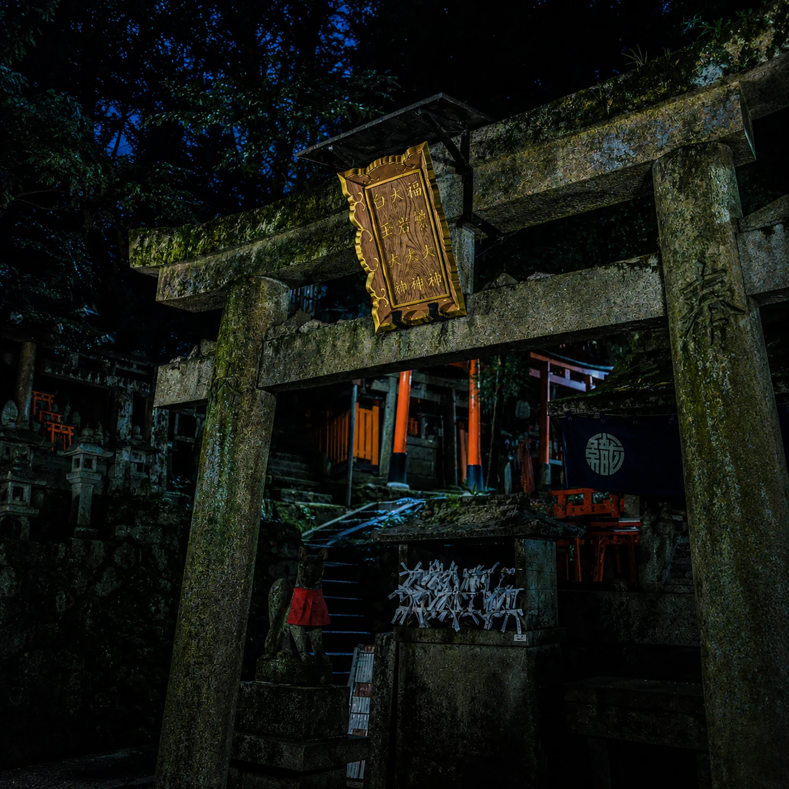 Tour nocturno Fushimi Inari Kioto con guía y menos multitudes