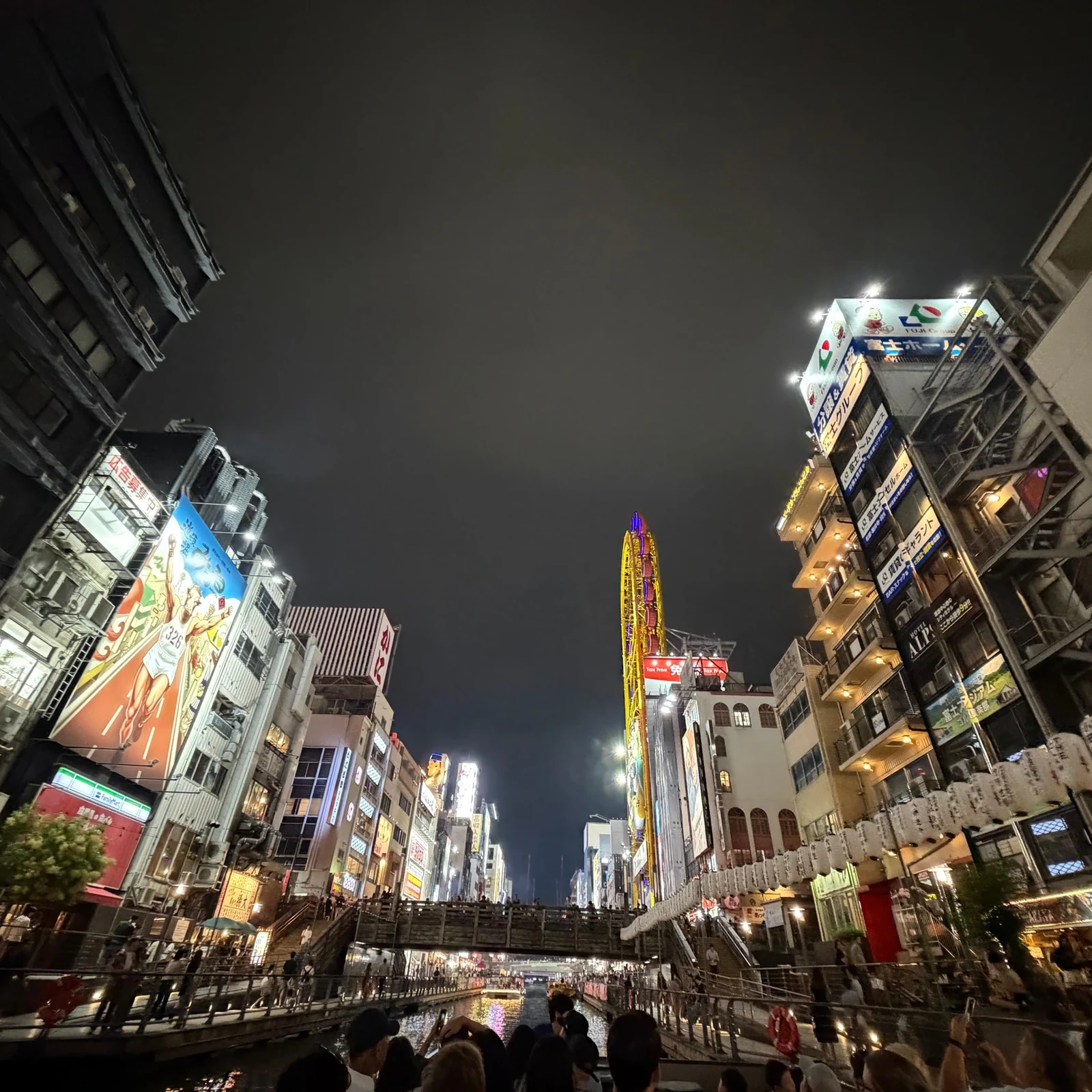 Dotonbori-Flussfahrt in Osaka mit Blick auf das Glico-Schild