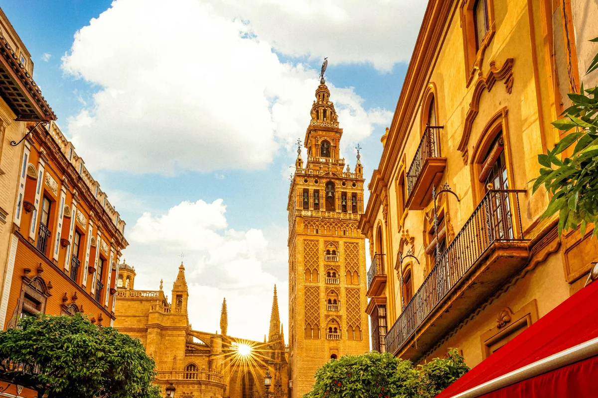 Visite de la Cathédrale, de la Giralda et de l’Alcázar royal de Séville avec accès prioritaire